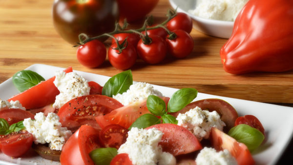 Foodfotografie: Tomatensalat richtig gestylt und fotografiert kann so lecker und appetitlich aussehen.